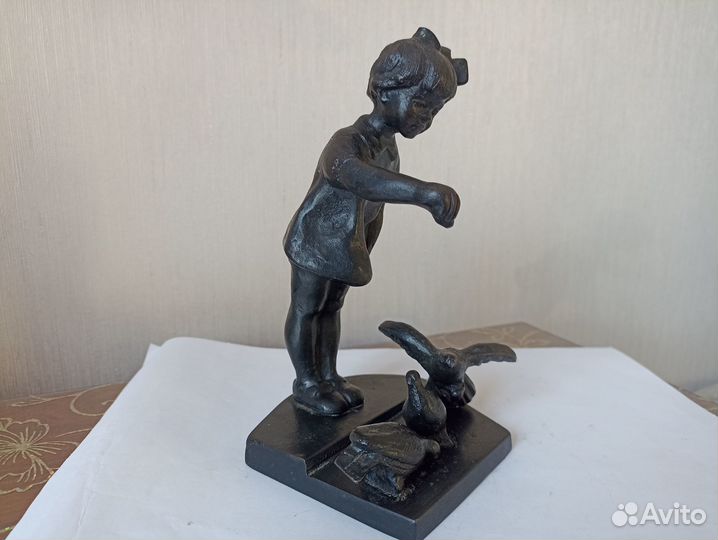 Девочка кормит голубей.Чугун. Куса 1980 год.СССР