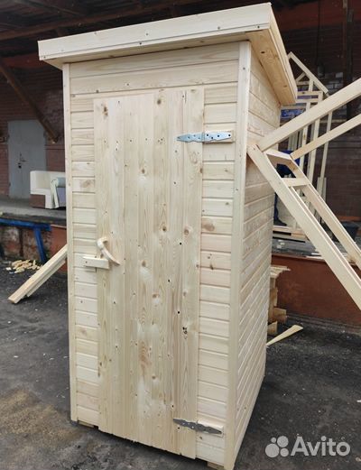 Лавки столы из дерева, туалет, душ