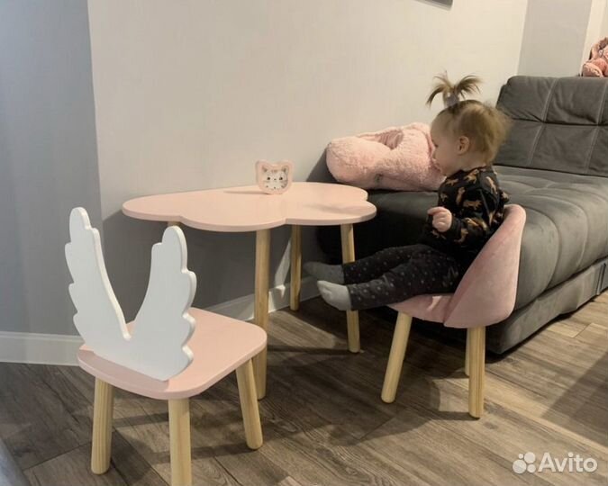 Детский стол и мягкий стул
