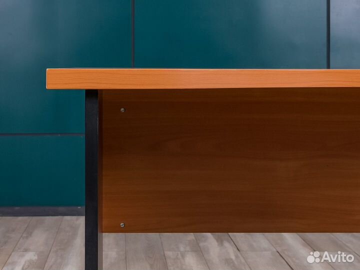 Угловой стол для персонала