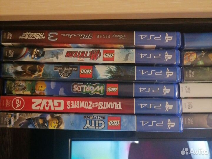 Игровая консоль ps4 с наушниками и крутыми дисками