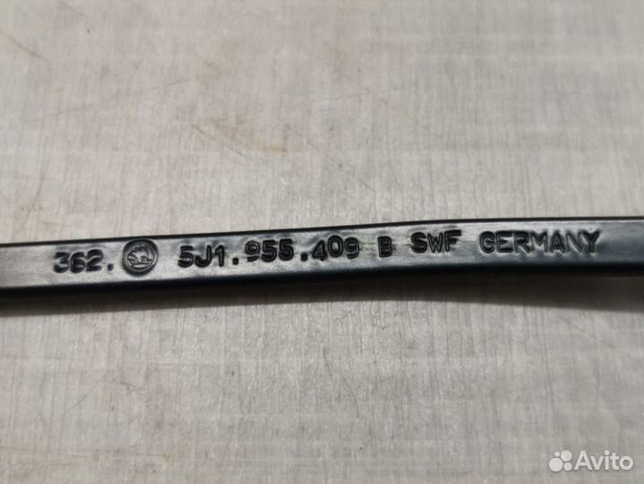 Поводок стеклоочистителя передний левый Skoda