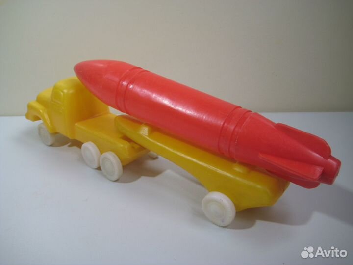 Игрушка СССР ракетовоз