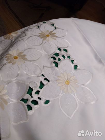 Скатерть праздничная из сатина с вышивкой