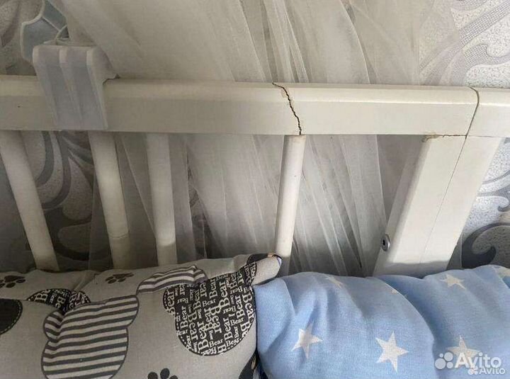 Детская кроватка с маятником