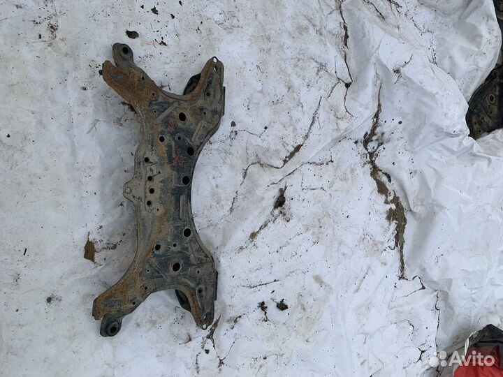 Балка передняя поперечная toyota corolla 120