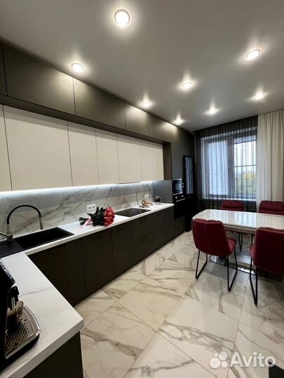 Угловая кухня на заказ. Фабрика в Омске