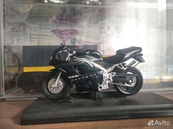 Модель мотоцикла Triumph Daytona 955i 1:18
