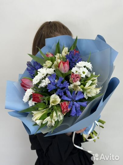 Букет с гиацинтами и альстромерией Доставка цветов