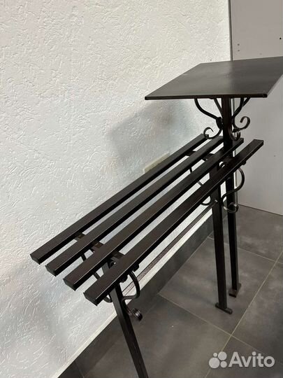 Стол и лавочка на кладбище