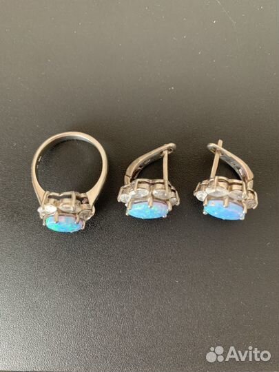 Серебряное кольцо и серьги с опалом