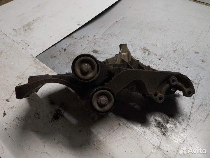 Кронштейн генератора Renault Sandero