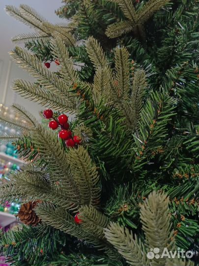 Елка искусственная с рябиной не заснеженная
