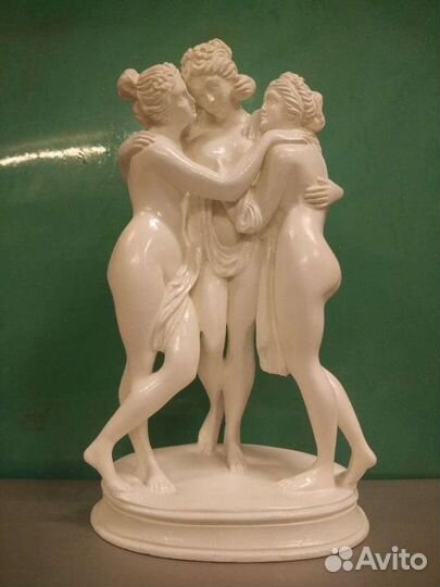 Статуэтки три грации, Афродита