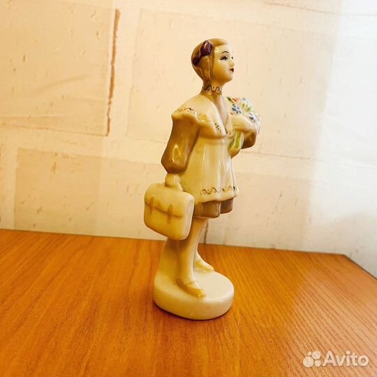 Статуэтка школьница первоклассница