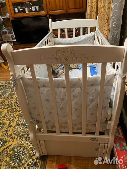 Кроватка детска с маятником красная звезда можга