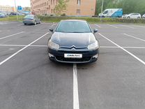 Девушка выходит из авто