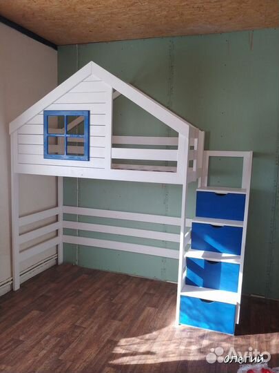 Двухъярусная кровать домик