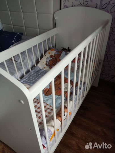 Детская кроватка с продольным маятником