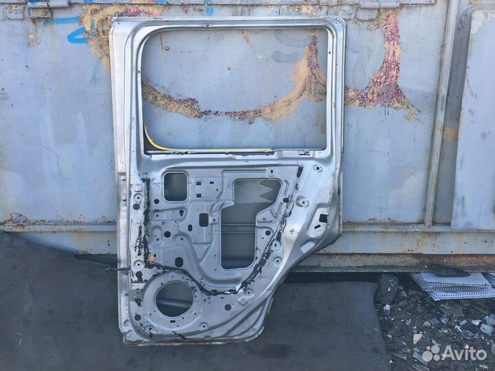 Дверь Nissan Cube