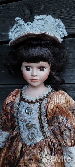 Коллекционная фарфоровая кукла
