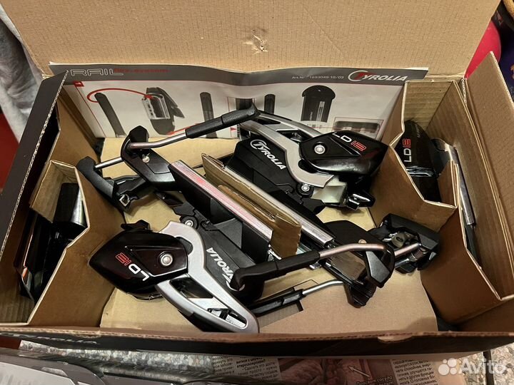 Горные лыжи с креплениями и палками