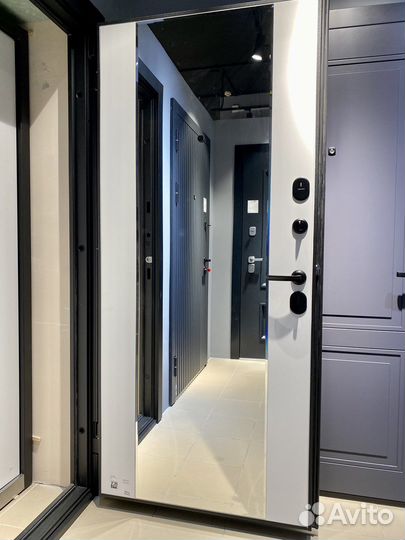 Дверь входная с зеркалом