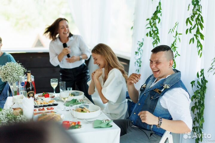 Ведущая (тамада) и диджей