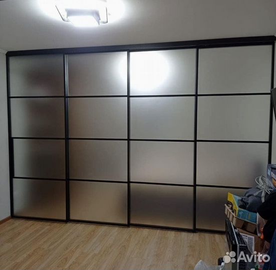 Стеклянная перегородка для зонирования комнаты