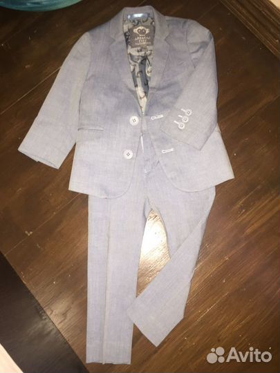 Классический серый костюм на мальчика