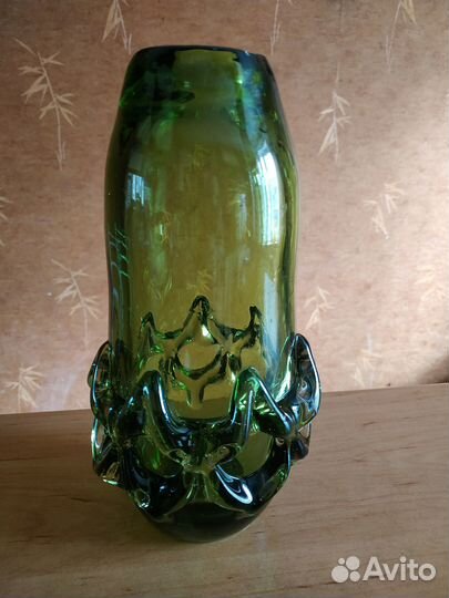 Вазы цветное и урановое стекло старинные