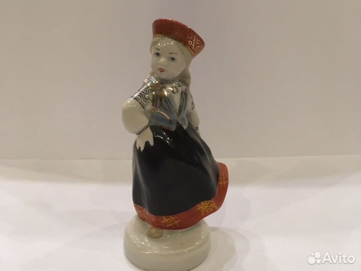 Статуэтка « Латышский танец» Девочка