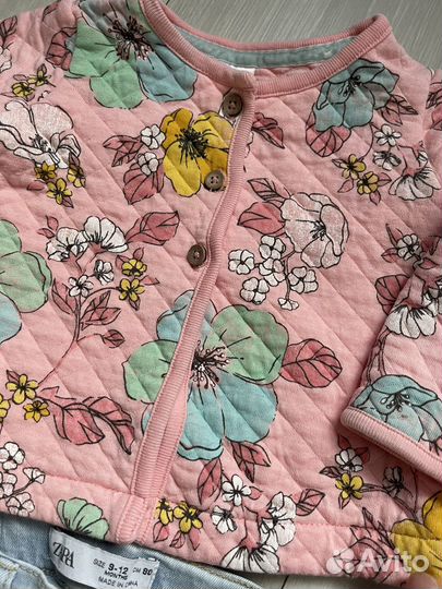 Стеганая куртка и джинсы