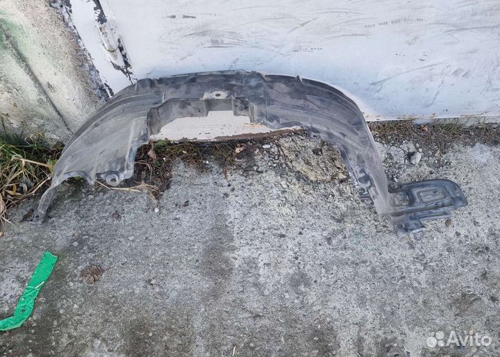 Подкрылок левый передний