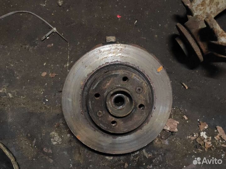 Кулак передний левый на Рено Логан 1