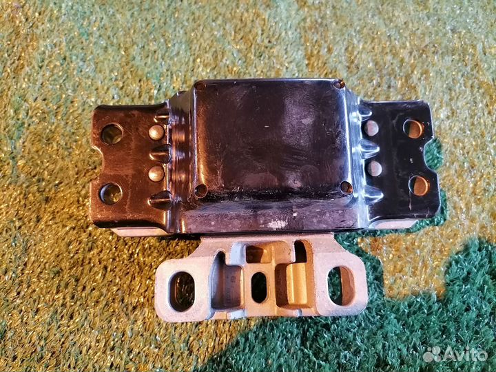 Опора двигателя (подушка двс) левая 3C0199555Q Vol