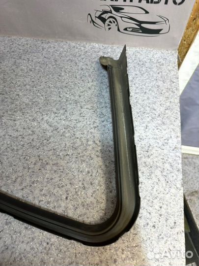 Накладка двери передняя правая Opel Insignia седан