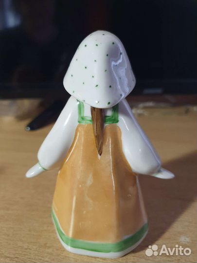 Статуэтка девочка в платке. дулево