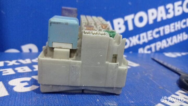 Блок предохранителей под капот Toyota Camry 30