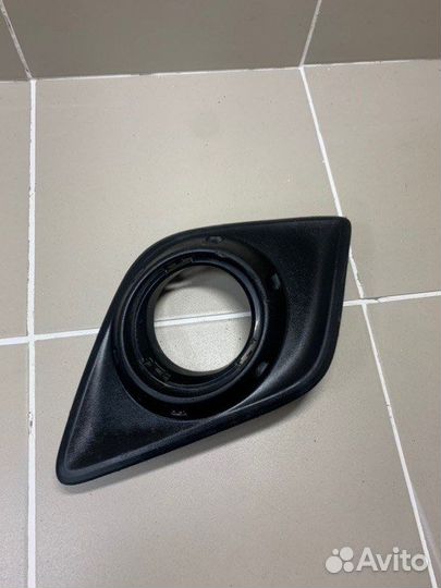 Рамка противотуманной фары левая Toyota Hilux 8