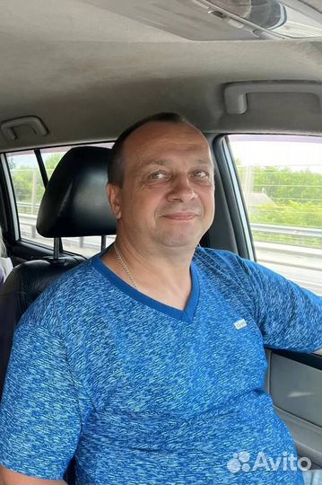 Водитель со своим грузовым авто