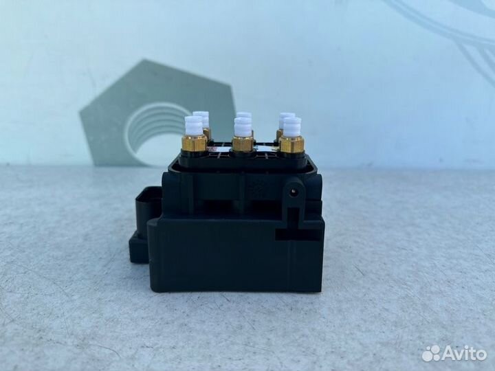 Блок клапанов пневмоподвески Mercedes Glc X253