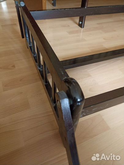 Детская кроватка с маятником