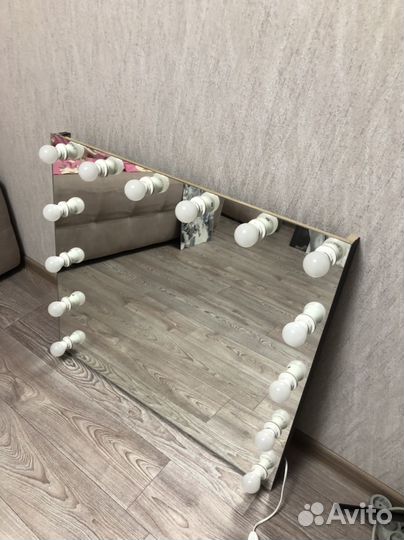 Гримерное зеркало с лампочками