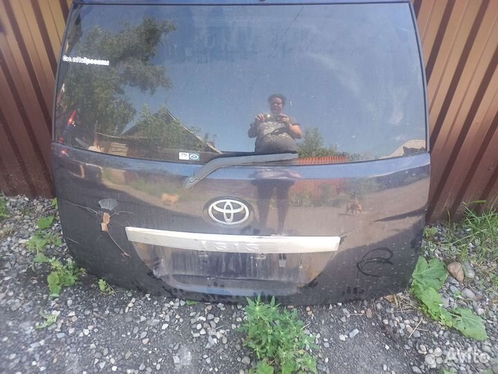 Дверь багажника toyota isis