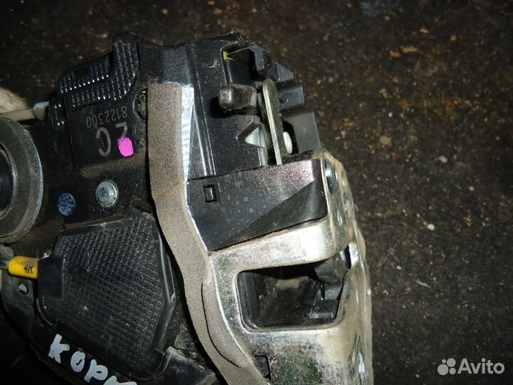 Замок двери задней левой Toyota Corolla 150