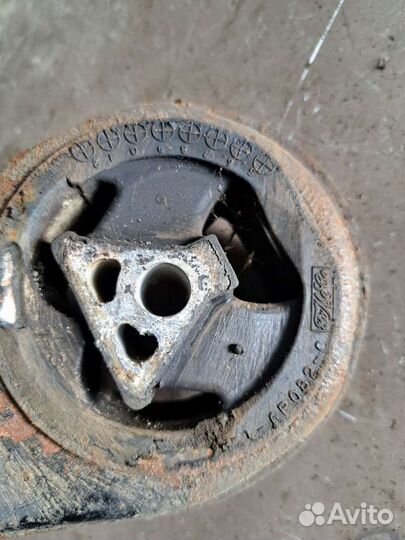 Подушка двигателя задняя Mazda 3