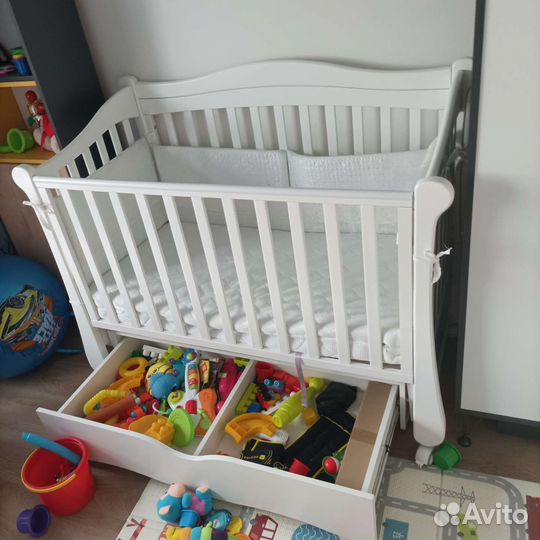 Детская кроватка с маятником и ящиком