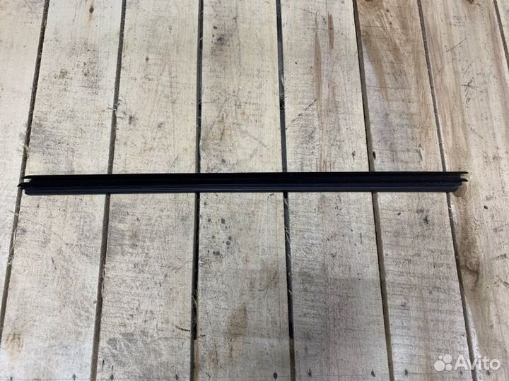 Уплотнитель стекла внутренний передний левый Skoda