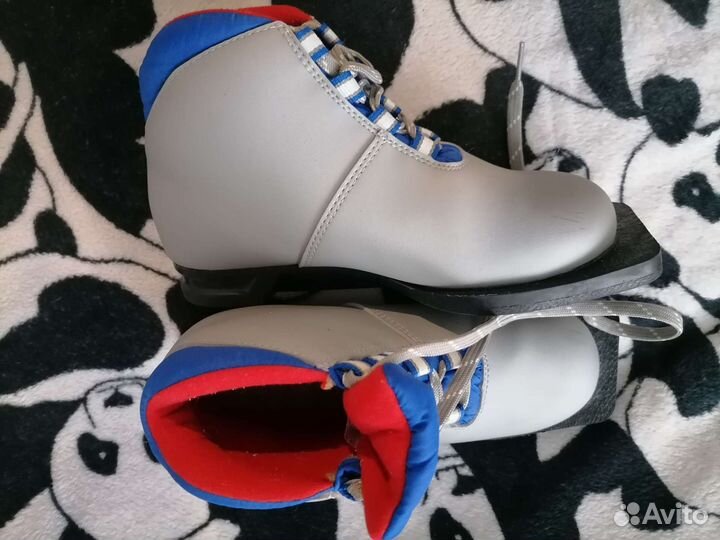 Лыжные ботинки